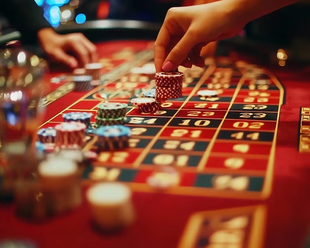 laku mobile app interface showing sportsbook and live-dealer games on smartphone screen